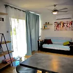 Coral Bay Modern Renovated Apartment By The Sea