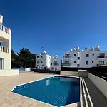 Cosy Apartment In Kato Paphos With Pool Access