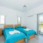 Demitrios Vine