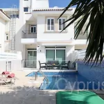 Gr8Padz Villa Dionne