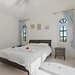 Villa Vella -Tranquil Coral Bay Family Villa By The Beach