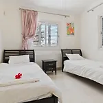Villa Vella -Tranquil Coral Bay Family Villa By The Beach