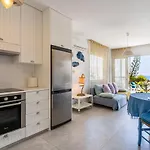 Seawaves 1- Bedroom Apartment Near Meneou Beach