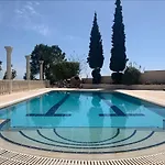 Breath-Taking Studio On Hill Top With Pool