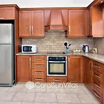 Family Villa Short Walk To Coral Bay Strip 5 Min And Pub, Shops Etc