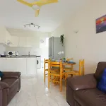 Stylish Holiday Apartment - Large Pool - Close To Beach