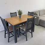 Lovely 2-Bedroom Apartment, Newly Renovated