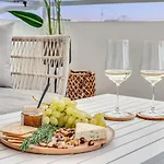 Sanders Coral Court Penthouse - Cute 3-Bedroom Apartment With Balcony