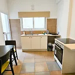 Sunshine City Apartment, 150M From Chabad Lubavitch