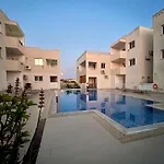 Creative 1Br Pool View Apt With Covered Parking