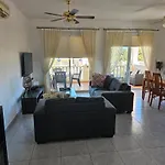 Beautiful 2 Bedrooms By The Pool