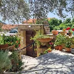 Vouni Lodge