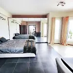 Mansion View - By Apricus Holidays