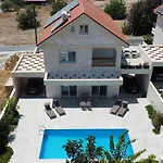Brand New 4 Bedroom Villa In Palodeia