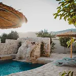 Kleos Noble Retreat - Stone-Build Apartments & Rooms With Pool, Sauna & Bbq Area