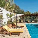 Archondia House - Holiday Apartments With Pool