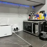 Modern Apartment Near Mckenzie Beach