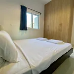 Seaside Two Bedroom Modern Flat In Tourist Area