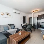 Sunnyvillas 1 Bedroom Swimming Pool Cor