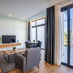 Charming And Beautifully Furnished Apartment With Direct Poolside Access