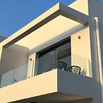 Cozy And Modern One-Bedroom Apartment In Cove Garden