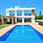Luxurioese Villa Mit Privatem Pool Und Whirlpool