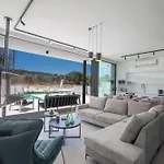 Geraeumige Villa Mit Grossem Garten Und Pool
