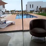 Luxurioese Villa Mit 4 Schlafzimmern, Pool Und Whirlpool