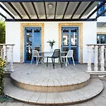Cozy Beachside Apartment With Pool Access - Ideal For Relaxation