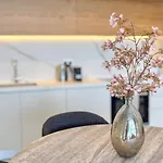 Malberry Park 203 - Modern 2 Bedroom Apartment With Pool, Gym, Jaccuzi