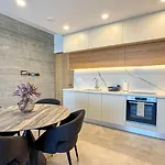 Malberry Park 304 - Modern 2 Bedroom Apartment With Pool, Gym, Jaccuzi