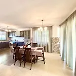 Beautiful House Near Venus Beach