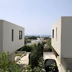 Cozy 2 Bed Cottage With Pool - 20 Min Walk To Beach