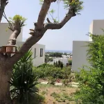 Cozy 2 Bed Cottage With Pool - 20 Min Walk To Beach