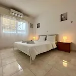 1 Bedroom Flat 200M From Beach