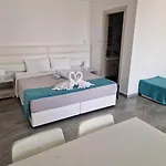 Christopher'S Sandy Beach Suites