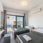 Villa Marlene, Walking Distance To Coral Beach!