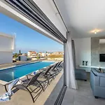 Villa Marlene, Walking Distance To Coral Beach!