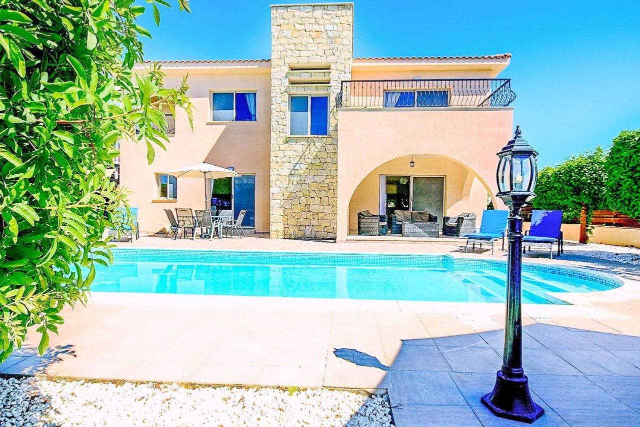 Golden Coral Vila *