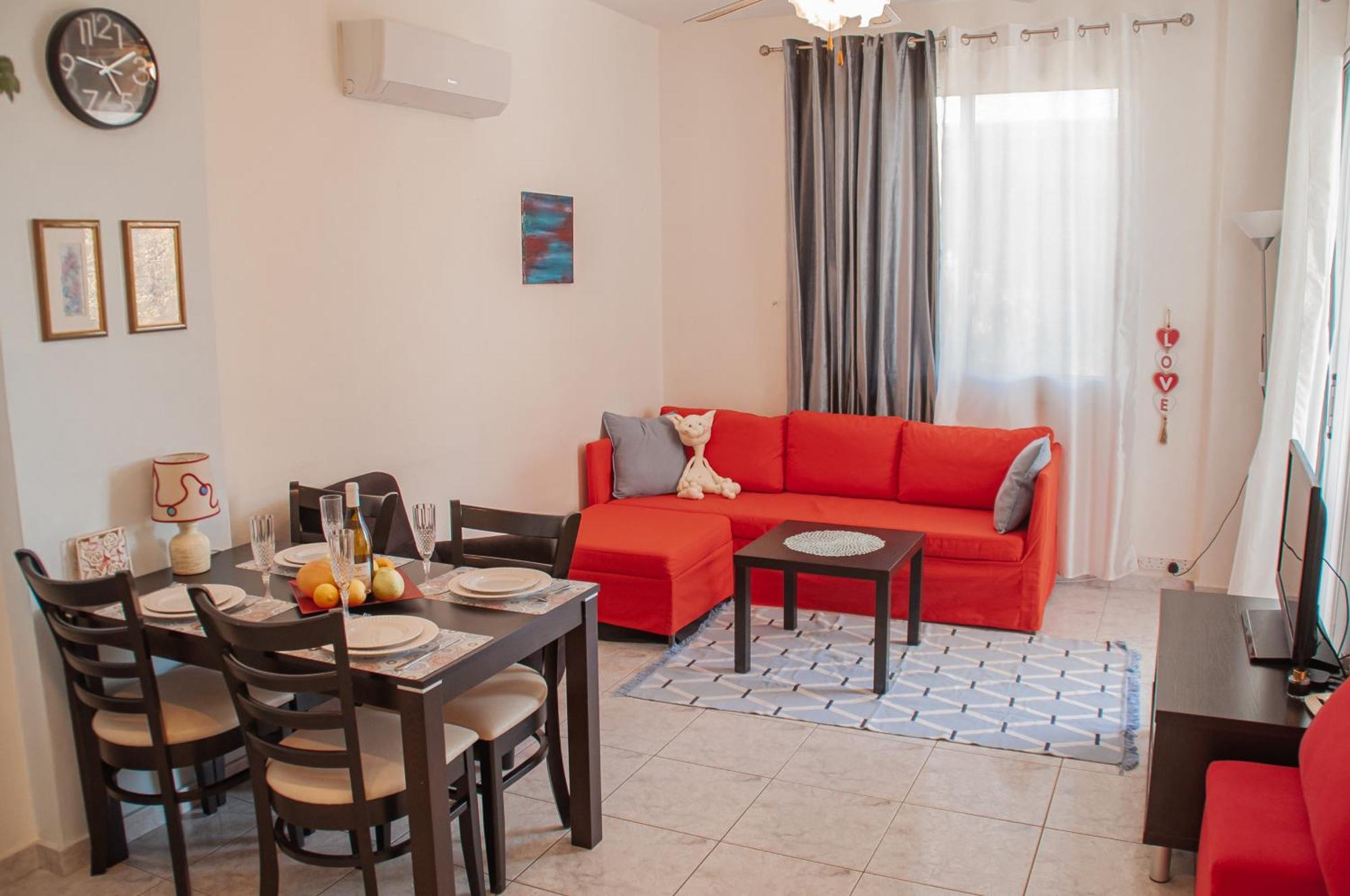 Cozy 1 Bedroom In Walking Distance To The Municipal Апартаменты Пафос